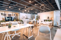Nowoczesne przestrzenie coworkingowe: Jak wspierają one rozwój startupów i freelancerów