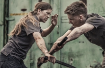 Jakie szkolenia są niezbędne dla służb policyjnych dotyczące techniki i taktyki użycia środków przymusu bezpośredniego?