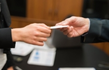 Znaczenie profesjonalnych materiałów promocyjnych: Dlaczego warto zainwestować w wysokiej jakości wizytówki i ulotki?