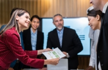 W jaki sposób symulacje biznesowe, takie jak MarsLander, mogą usprawnić procesy nauki?