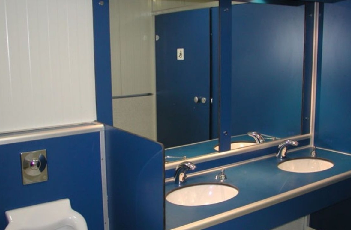 Wyposażenie elektryczne i sanitarne w kontenerach – od gniazdka po WC