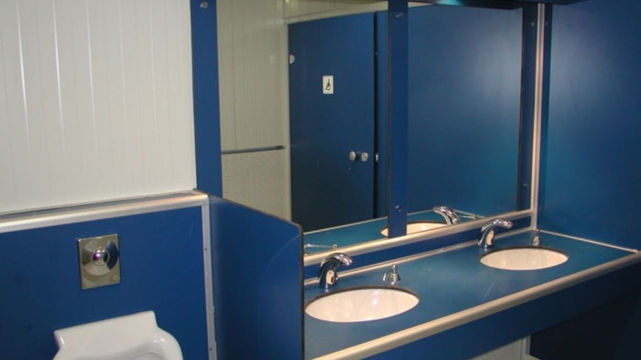 Wyposażenie elektryczne i sanitarne w kontenerach – od gniazdka po WC