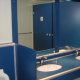 Wyposażenie elektryczne i sanitarne w kontenerach – od gniazdka po WC