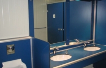 Wyposażenie elektryczne i sanitarne w kontenerach – od gniazdka po WC