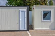 Kontenery sanitarne na eventy – jakie standardy i wymagania?