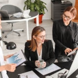 Biuro rachunkowe vs samodzielna księgowość — analiza kosztów i ryzyka