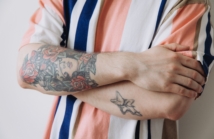 Delikatne tatuaże: dłoń, obojczyk i underboob – poradnik