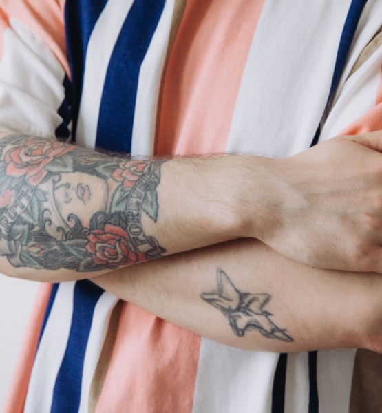 Delikatne tatuaże: dłoń, obojczyk i underboob – poradnik